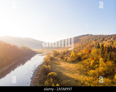 Colori d'autunno. Antenna fuco vista panoramico paesaggio naturale, fiume, montagne e boschi, pendenze e valle. Foto Stock