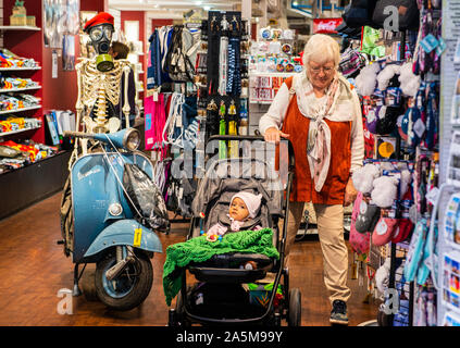 Nonna e nipote di shopping in un negozio di souvenir, Checkpoint Charlie, Berlin, Germania Foto Stock