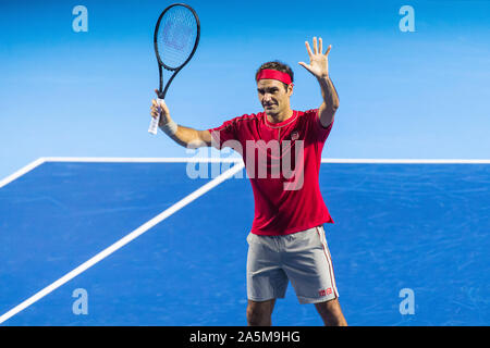 Il 21 ottobre 2019; St. Jakobshalle di Basilea, in Svizzera; ATP World Tour Tennis, Swiss in ambienti chiusi; Roger Federer (SUI) celebra la sua vittoria dopo la partita contro Pietro Golowczyk (GER) - Uso editoriale Foto Stock
