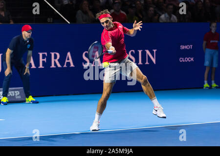 Il 21 ottobre 2019; St. Jakobshalle di Basilea, in Svizzera; ATP World Tour Tennis, Swiss in ambienti chiusi; Roger Federer (SUI) svolge un diretti durante la sua partita contro Pietro Golowczyk (GER - uso editoriale Foto Stock