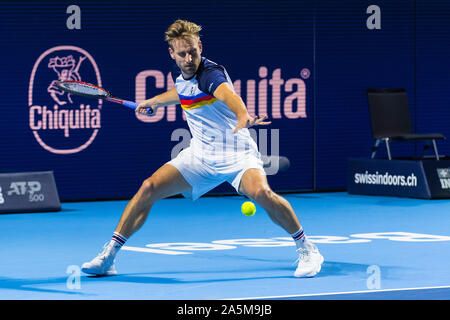 Il 21 ottobre 2019; St. Jakobshalle di Basilea, in Svizzera; ATP World Tour Tennis, Swiss in ambienti chiusi; Pietro Golowczyk (GER) svolge un diretti nella sua partita contro Roger Federer (SUI) - Uso editoriale Foto Stock