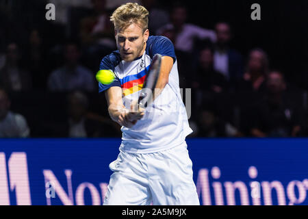 Il 21 ottobre 2019; St. Jakobshalle di Basilea, in Svizzera; ATP World Tour Tennis, Swiss in ambienti chiusi; Pietro Golowczyk (GER) svolge un scritto nella sua partita contro Roger Federer (SUI) - Uso editoriale Foto Stock