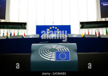 21 ottobre 2019, France (Francia), Straßburg: un leggio sarà collocata nella sala plenaria del Parlamento europeo a Strasburgo. Foto: Philipp von Ditfurth/dpa Foto Stock