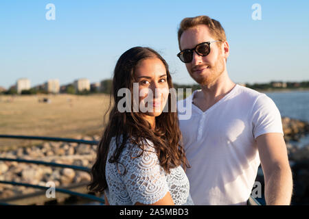Matura sul molo al tramonto Foto Stock