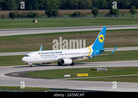 Monaco di Baviera, Germania - 18 settembre. 2019 : Ukraine International Airlines Boeing 737-800 con la registrazione degli aeromobili UR-PSN rullaggio dopo lo sbarco a Foto Stock