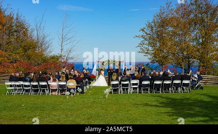 Cerimonia di nozze sulla parte superiore di Blue Mountain Village in autunno e la stazione sciistica di Collingwood, Ontario, Canada, America del Nord Foto Stock