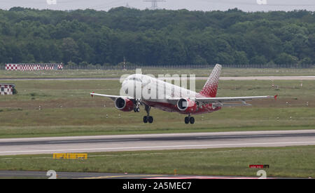 DUSSELDORF, Germania - 26 Maggio 2019: Rossiya Airlines Airbus A319-111 (NC 1743) decolla dall'aeroporto di Dusseldorf. Foto Stock