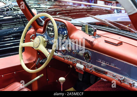 Francoforte, Germania - Settembre 2019: rosso interni in pelle di MERCEDES-BENZ W188 300 S coupe 1951 1958, IAA International Motor Show Auto fieristico. Foto Stock