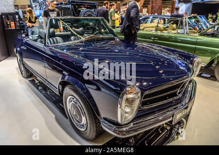 Francoforte, Germania - Settembre 2019: blu scuro MERCEDES-BENZ W113 280SL PAGODA BRABUS cabrio 1963 1971, IAA International Motor Show Auto fieristico. Foto Stock