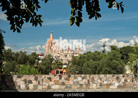 Le cupole e le guglie della Parroquia San Miguel Arcangel chiesa nel quartiere storico di San Miguel De Allende, Messico. Foto Stock