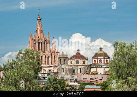 Le cupole e le guglie della Parroquia San Miguel Arcangel chiesa nel quartiere storico di San Miguel De Allende, Messico. Foto Stock