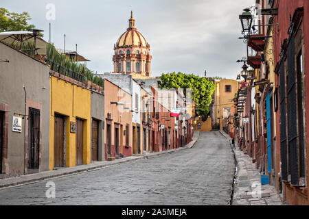 Cupola della chiesa dell Immacolata Concezione chiamato anche le monache si vede guardando fino Zacateros Street nel quartiere storico di San Miguel De Allende, Messico. Foto Stock