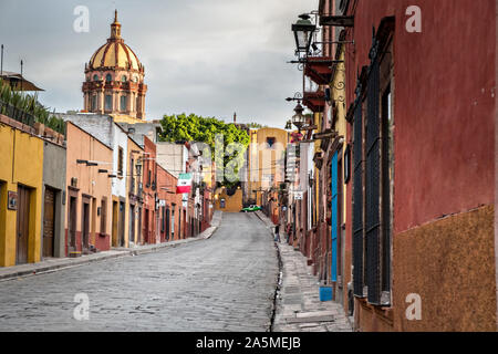 Cupola della chiesa dell Immacolata Concezione chiamato anche le monache si vede guardando fino Zacateros Street nel quartiere storico di San Miguel De Allende, Messico. Foto Stock