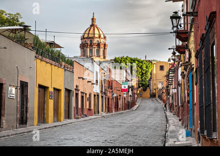 Cupola della chiesa dell Immacolata Concezione chiamato anche le monache si vede guardando fino Zacateros Street nel quartiere storico di San Miguel De Allende, Messico. Foto Stock