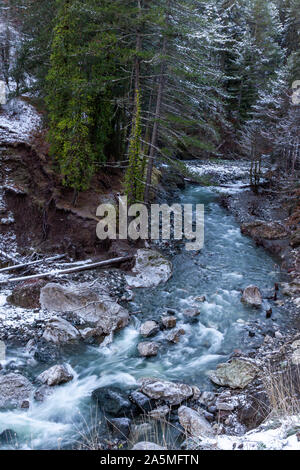 Grevena, Grecia, un affluente del fiume Aoos, vicino al villaggio di Samarina, nella regione di Grevena, la Grecia, l'Europa. Foto Stock