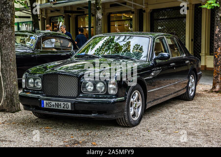 BADEN baden, Germania - Luglio 2019: nero Bentley Arnage, oldtimer riunione nel Kurpark. Foto Stock