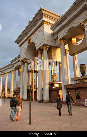 ALMATY - visitatori presso l'ingresso monumentale del "Parco del primo presidente del Kazakstan' Foto Stock