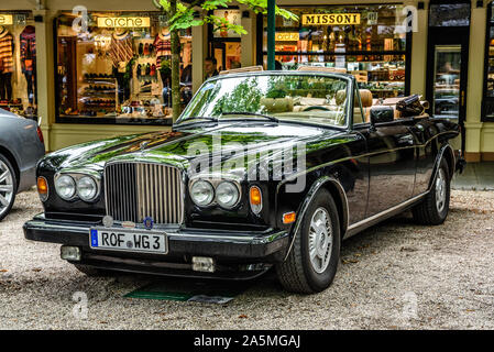 BADEN baden, Germania - Luglio 2019: nero BENTLEY T1 cabrio 1970, oldtimer riunione nel Kurpark. Foto Stock