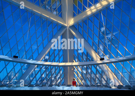 NUR-SULTAN - Hostess sul piano superiore del palazzo della pace e della riconciliazione. La piramide forma di edificio è stato progettato da Norman Foster. Foto Stock