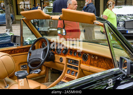 BADEN baden, Germania - Luglio 2019: beige interni in pelle di Bentley T1 cabrio 1970, oldtimer riunione nel Kurpark. Foto Stock