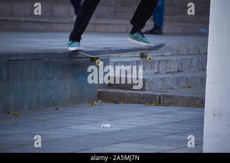 Kharkiv, Ucraina - 14 Ottobre 2019: Close up di un skateboarders piedi mentre pattinaggio su calcestruzzo a skate park. Foto Stock