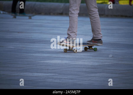 Kharkiv, Ucraina - 14 Ottobre 2019: Close up di un skateboarders piedi mentre pattinaggio su calcestruzzo a skate park. Foto Stock