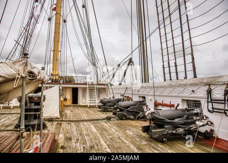 La parte superiore del pianale canon sulla fregata Jylland con vecchie armi e la vela rig, Ebeltoft, Danimarca, 9 settembre 2019 Foto Stock