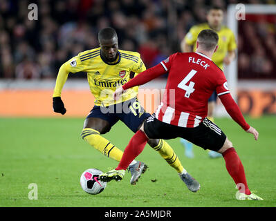 Dell'Arsenal Nicolas Pepe (sinistra) e Sheffield Regno John Fleck battaglia per la palla durante il match di Premier League a Bramall Lane, Sheffield. Foto Stock