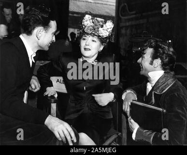 MARY PICKFORD visitando il regista David Lean e JOHN MILLS sul set candida riprese grandi aspettative 1946 romanzo di Charles Dickens Cineguild / Generale distributori di film / GFD Foto Stock