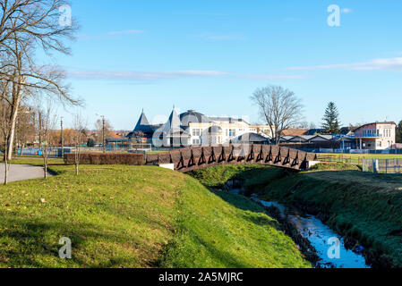 Una piccola scenic ponte arcuato sopra un torrente nei pressi di Szigetvar centro termale in una bella giornata di sole, Ungheria Foto Stock