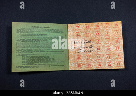 Vista dentro un bambino razione libro rilasciato dal ministero dei prodotti alimentari nel 1919, un pezzo di memorabilia replica dalla prima guerra mondiale era. Foto Stock