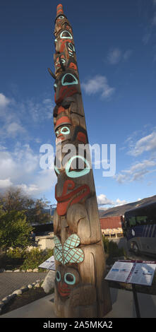 I due fratelli Totem Pole raccontano la storia di due miti fratelli che viaggiavano dall'isola di Haida Gwaii alle Montagne Rocciose. Jasper, Alb Foto Stock
