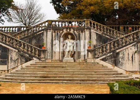 Lisbona, Portogallo- Dicembre 28, 2017: maestosa scalinata nel giardino botanico di Ajuda a Lisbona, Portogallo Foto Stock