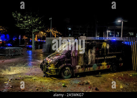 Barcellona, in Catalogna, Spagna. Xxi oct, 2019. Un catalano regionale polizia van risulta ricoperto in vernice durante una manifestazione di protesta a Barcellona. I dimostranti si sono riuniti al di fuori del catalano del ministero dell'interno per denunciare la brutalità della polizia durante la settimana scorsa a proteste. Le proteste hanno avuto luogo in tutto il territorio catalano dopo la Corte suprema spagnola ha dichiarato alla frase nove catalano di politici coinvolti nell'organizzazione 2017 referendum di indipendenza, a 9-13 anni in prigione. Credito: Jordi Boixareu/ZUMA filo/Alamy Live News Foto Stock