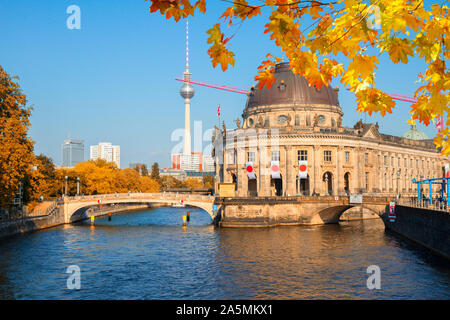 Paesaggio urbano di Berlino con la torre della TV e promette museum, Germania a caduta Foto Stock