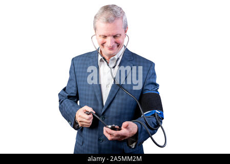 Un uomo anziano in una tuta misure di pressione, da lui stesso, con una mano tonometro. Isolato su uno sfondo bianco. Foto Stock