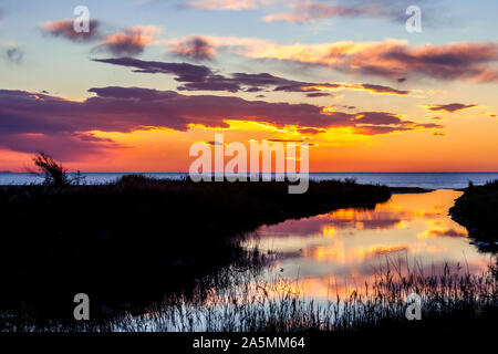 Sunrise a Korinos beach, nella regione di Pieria, Macedonia, Grecia. Foto Stock