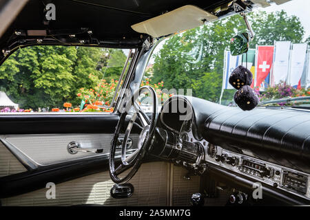 BADEN baden, Germania - Luglio 2019: interni in pelle nera di Ford Thunderbird prima generazione cabrio roadster 1955, oldtimer riunione nel Kurpark. Foto Stock