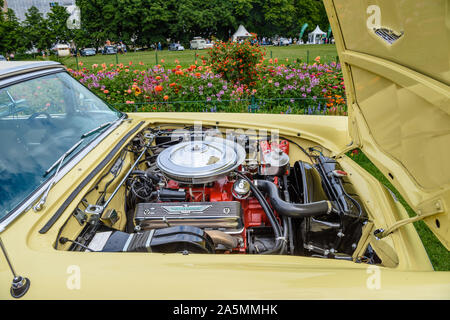 BADEN BADEN, GERMANY - JULY 2019: motor of light yellow white FORD THUNDERBIRD first generation cabrio roadster 1955, oldtimer meeting in Kurpark. Foto Stock