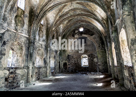 Interno di una decrepita abbandonata la rovina di una chiesa greco ortodossa nella città fantasma di Kayakoy, Turchia Foto Stock
