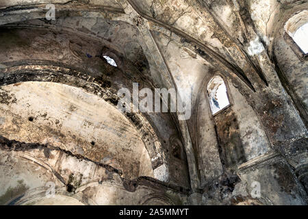 Interno di una decrepita abbandonata la rovina di una chiesa greco ortodossa nella città fantasma di Kayakoy, Turchia Foto Stock