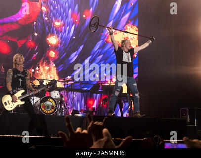 Ottobre 20, 2019, Tijuana, Baja California, Messico: Duff McKagan, sinistra e Axl Rose della rock band Guns N' Roses esibirsi dal vivo sul palco durante un concerto a loro la non in questa vita Tour a Estadio Caliente. (Credito Immagine: © KC Alfred/ZUMA filo) Foto Stock