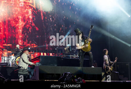 Ottobre 21, 2019, Tijuana, Baja California, Messico: Singer Axl Rose, a sinistra e il chitarrista Slash della rock band Guns N' Roses esibirsi dal vivo sul palco durante un concerto a loro la non in questa vita Tour a Estadio Caliente. (Credito Immagine: © KC Alfred/ZUMA filo) Foto Stock