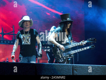 Ottobre 21, 2019, Tijuana, Baja California, Messico: Singer Axl Rose, a sinistra e il chitarrista Slash della rock band Guns N' Roses esibirsi dal vivo sul palco durante un concerto a loro la non in questa vita Tour a Estadio Caliente. (Credito Immagine: © KC Alfred/ZUMA filo) Foto Stock