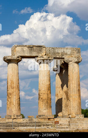 Antica Corinto, Grecia. L'arcaico tempio di Apollo. Foto Stock