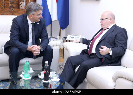 (191021) -- ZAGREB, Ottobre 21, 2019 (Xinhua) -- Primo ministro croato Andrej Plenkovic (L) incontra il ministro federale tedesco per gli Affari Economici e l'energia Peter ALTMAIER a Zagabria in Croazia, Ottobre 21, 2019. Andrej Plenkovic detto qui il lunedì che la Germania è la Croazia il più importante partner economico e le porte sono sempre aperte a investitori tedeschi. (Patrik Macek/Pixsell via Xinhua) Foto Stock