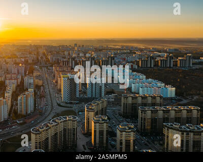 Il tramonto sopra moderna area residenziale a Voronezh, vista aerea da fuco. Foto Stock