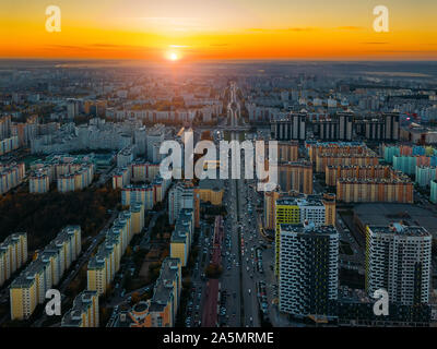 Il tramonto sopra moderna area residenziale a Voronezh, vista aerea da fuco. Foto Stock