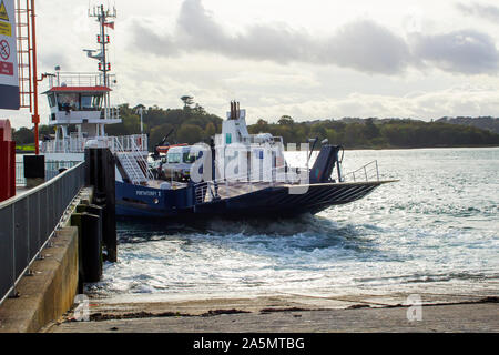 11 ottobre 2019 il famoso mare piccolo traghetto in uscita Portaferry Harbour per rendere il breve 15 minuti di traversata a Strangford nella contea di Down Irlanda Foto Stock