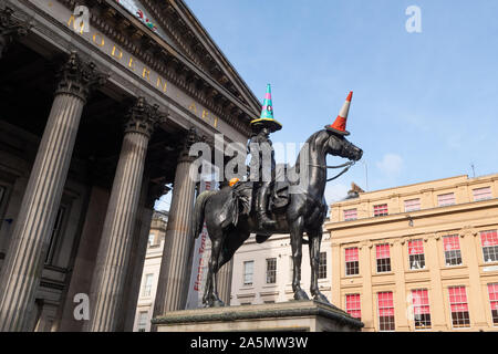 Il duca di Wellington Statua di fronte al Museo di Arte Moderna con il traffico tradizionale cono e halloween decorazioni a tema, Glasgow, Scotland, Regno Unito Foto Stock